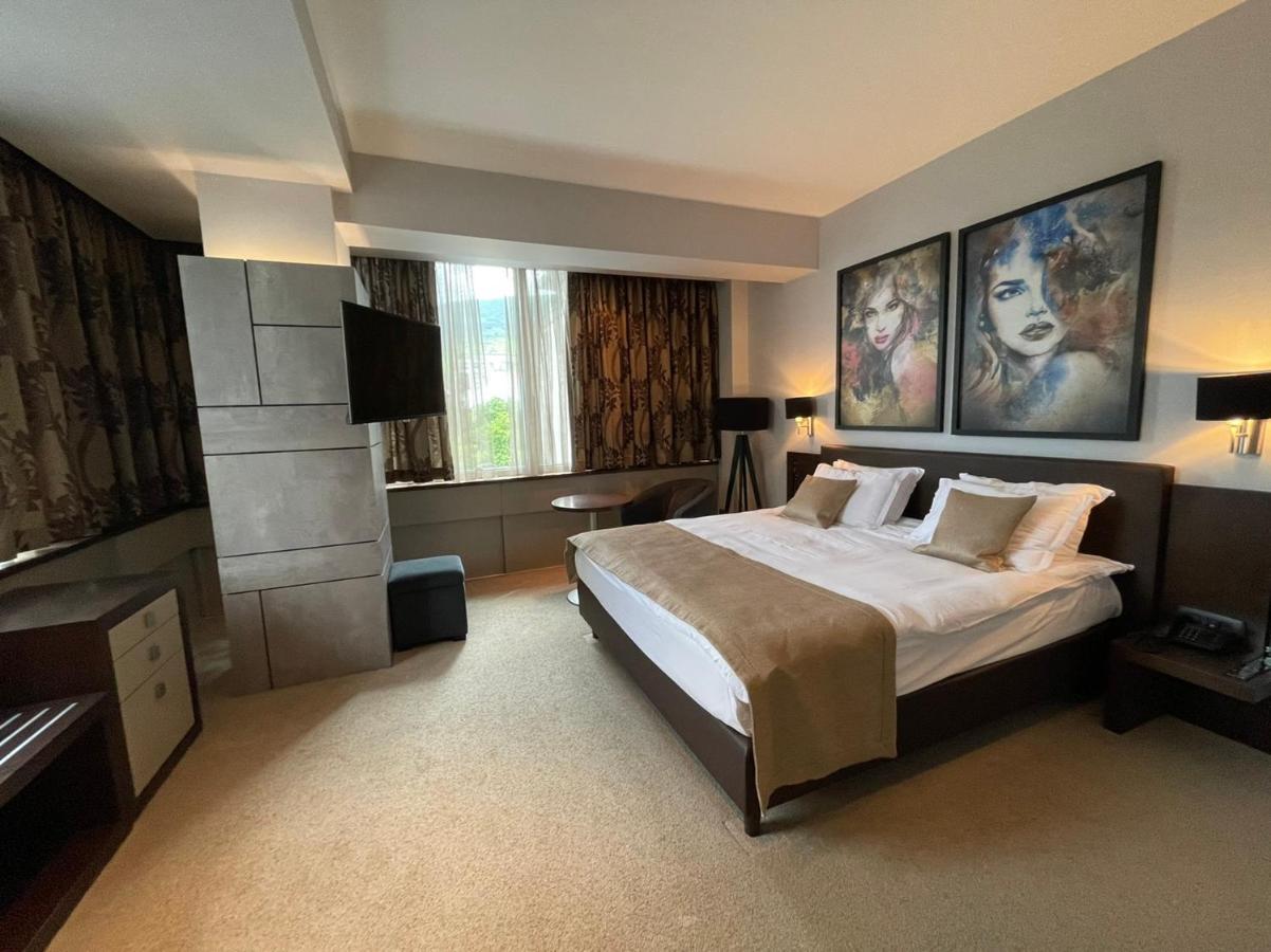 Queen'S Hotel - Zebra Centre 스코페 외부 사진