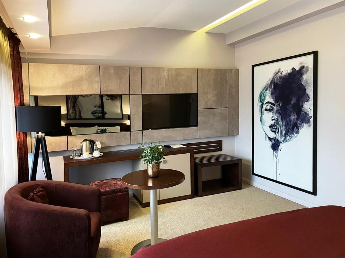 Queen'S Hotel - Zebra Centre 스코페 외부 사진