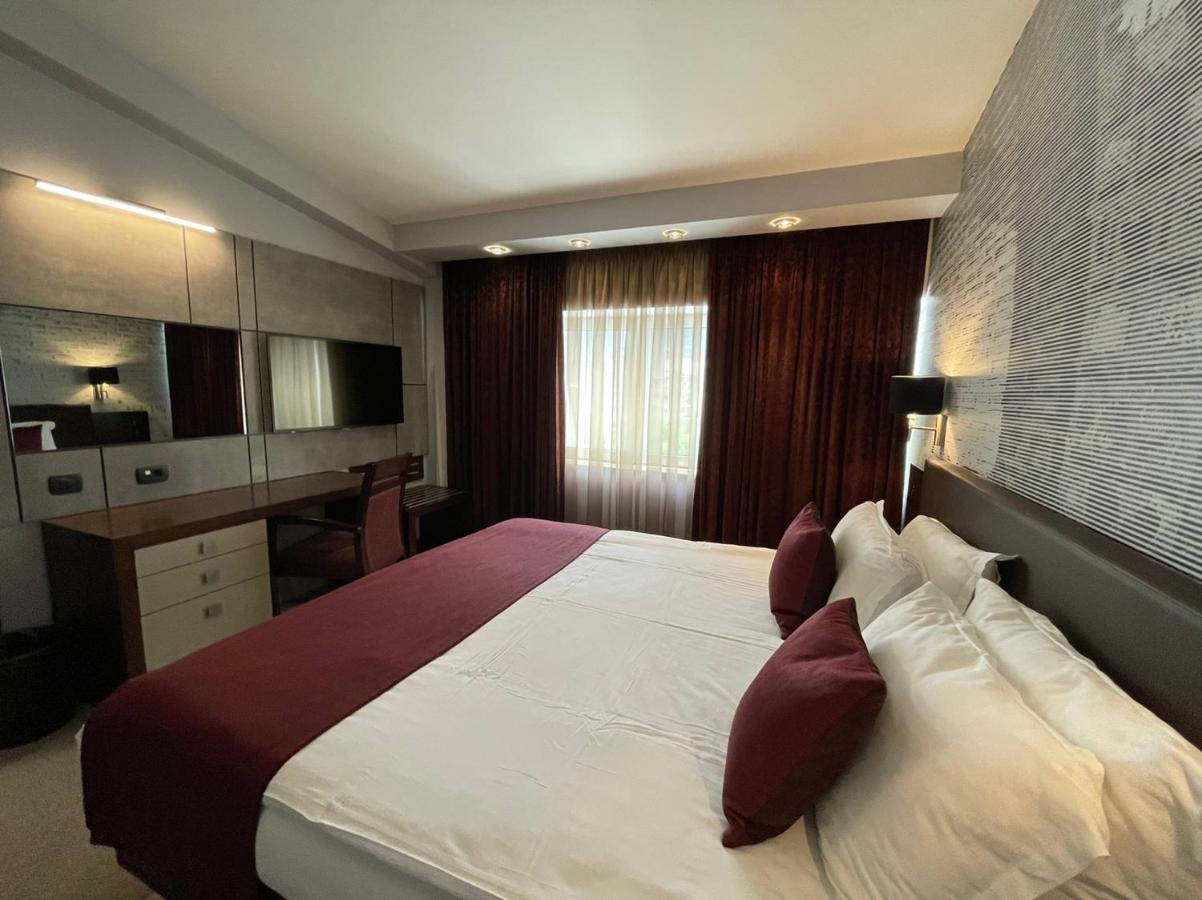 Queen'S Hotel - Zebra Centre 스코페 외부 사진