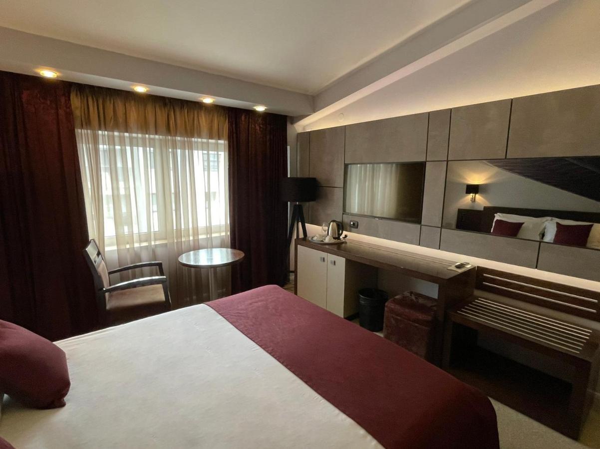 Queen'S Hotel - Zebra Centre 스코페 외부 사진