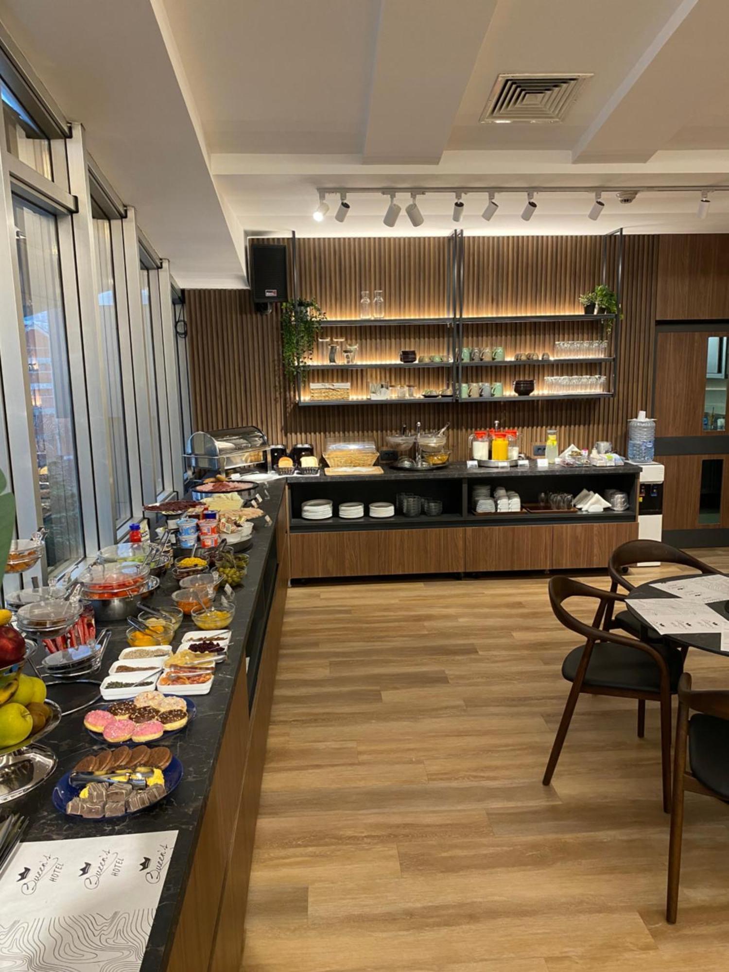 Queen'S Hotel - Zebra Centre 스코페 외부 사진