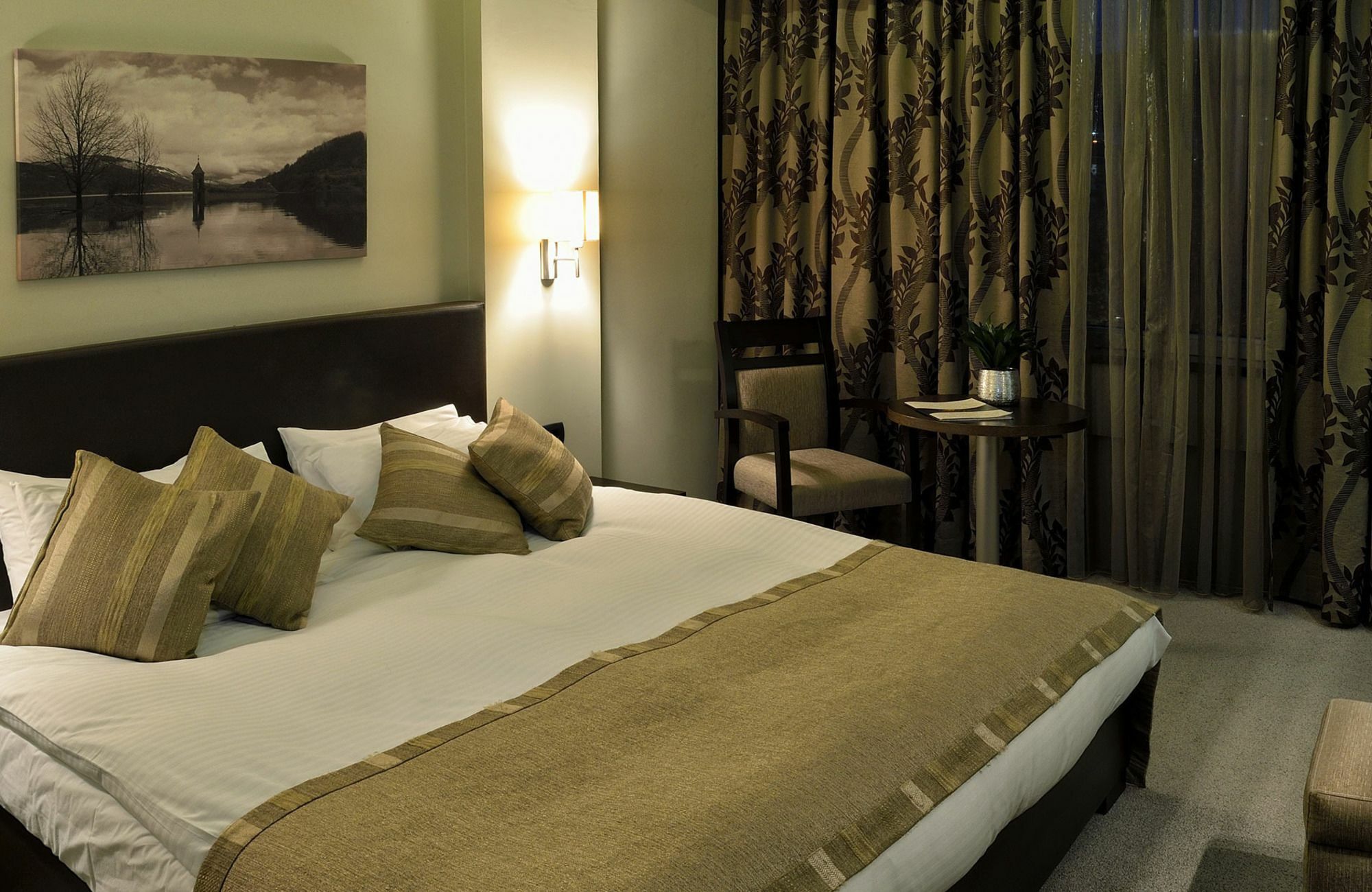 Queen'S Hotel - Zebra Centre 스코페 외부 사진